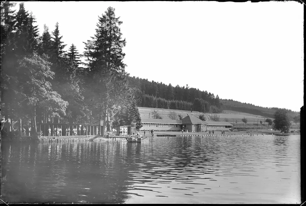 Historisches Schwarzweissfoto eines Freibads bei St. Georgen, nicht Klosterweiher
