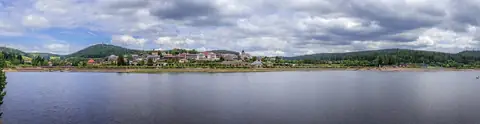 Panoramablick über den Schluchsee auf die Ortschaft Schluchsee mit Kirchturm und Wäldern