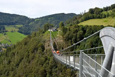 Blick über die Blackforestline Hängebrücke ins Schwarzwaldtal bei Todtnau, Menschen auf der Brücke