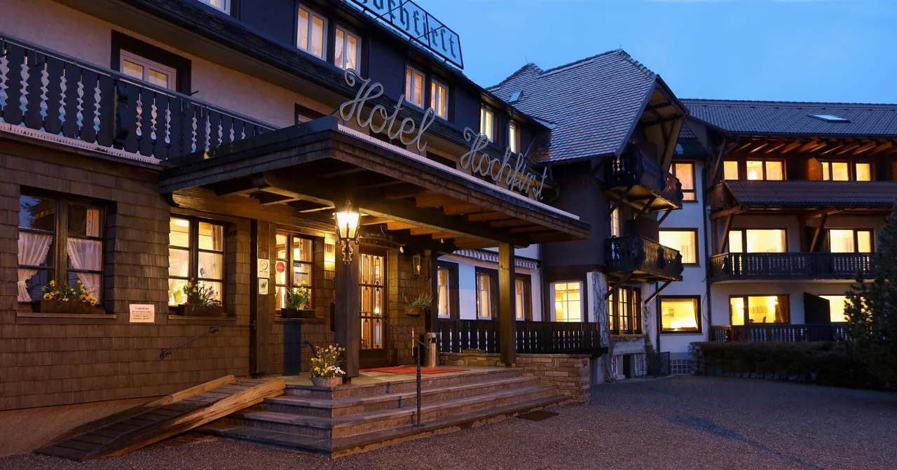 Hotel Hochfirst in Lenzkirch-Saig — beleuchteter Hoteleingang in der Abenddämmerung