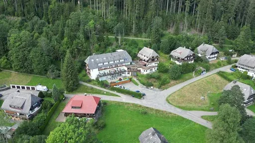Hotel Sonnenberg in Hinterzarten — Haus eingebettet in den Schwarzwald (Luftaufnahme)